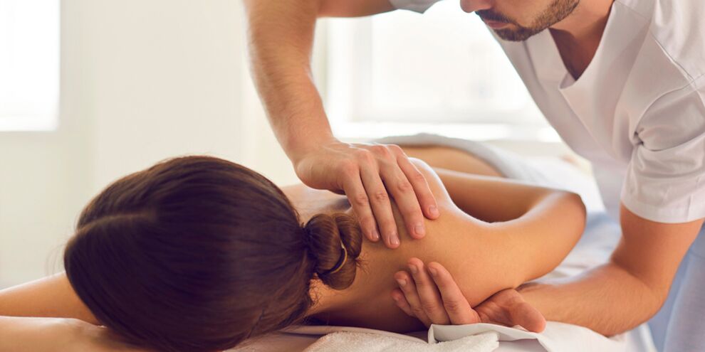 Jedną ze skutecznych metod leczenia artrozy stawu barkowego jest masaż. 